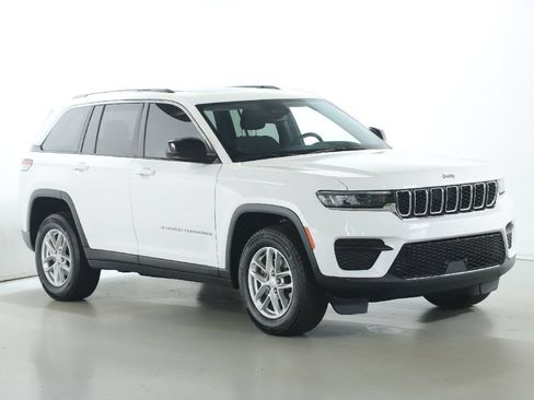 Used 2023 Jeep Grand Cherokee Laredo X AWD/4WD image 9