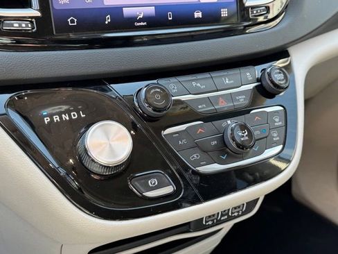 Used 2023 Chrysler Pacifica Touring-L FWD image 20