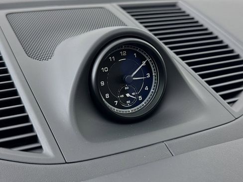 Certified 2025 Porsche Macan AWD/4WD image 17
