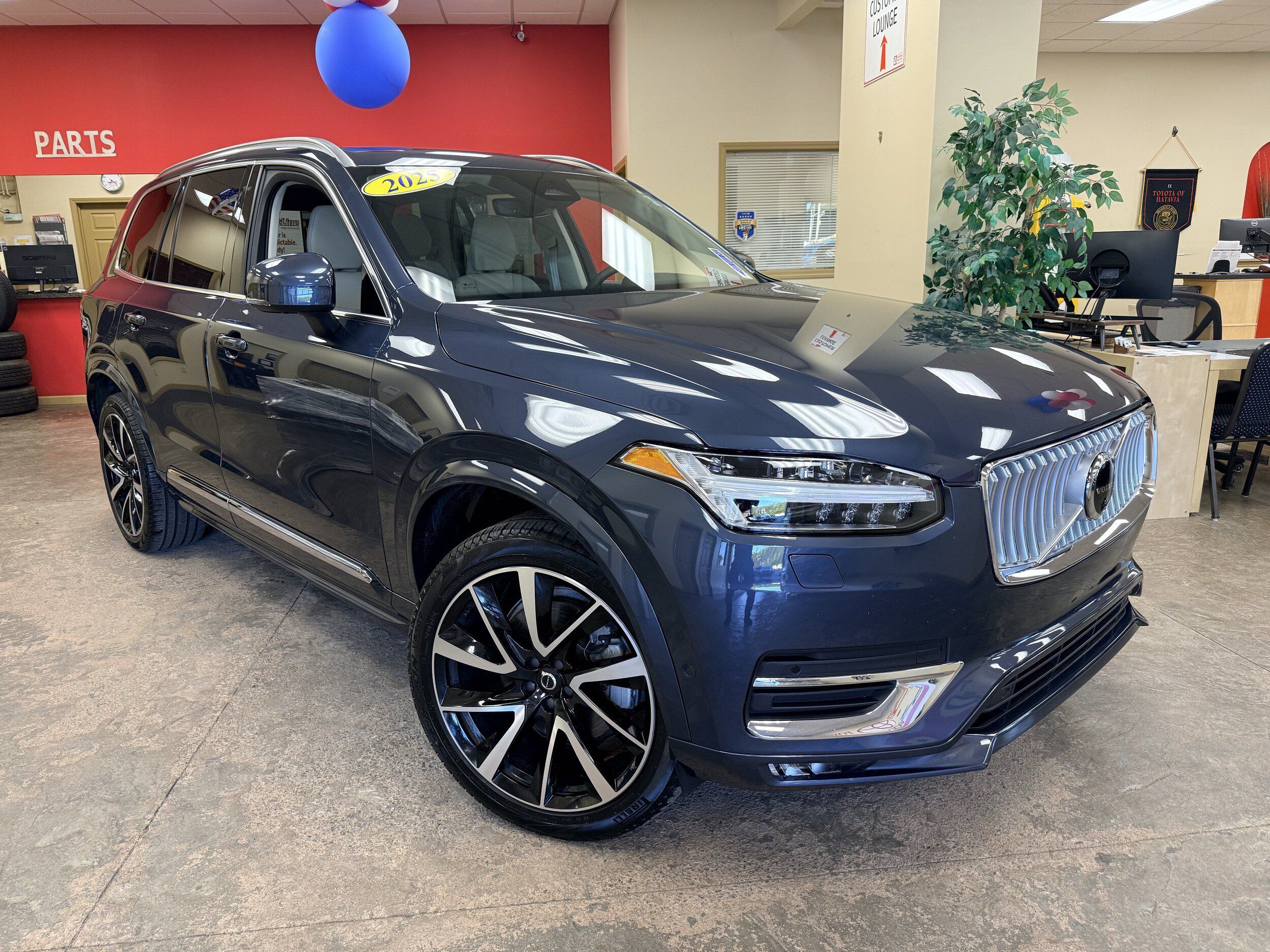 Used 2025 Volvo XC90 B6 Plus w/ Protection Package Premier AWD/4WD image 3