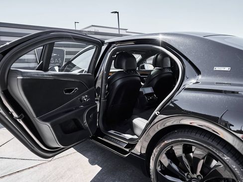 Used 2024 Bentley Flying Spur V8 AWD/4WD image 28