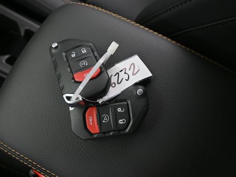 Used 2025 Jeep Wrangler Sahara AWD/4WD image 18