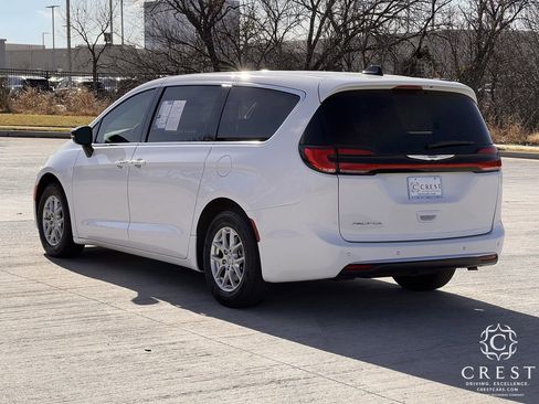 Used 2024 Chrysler Pacifica Touring-L image 7