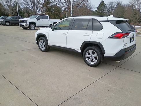 Used 2019 Toyota RAV4 LE w/ Carpet Mat Package image 11