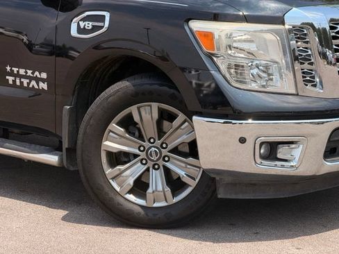 Used 2017 Nissan Titan SV RWD image 2