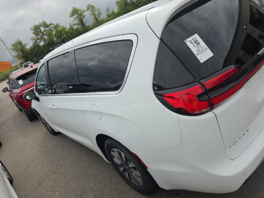 Used 2024 Chrysler Pacifica Limited FWD image 7