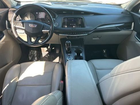 Used 2020 Cadillac XT4 Premium Luxury w/ Technology Package FWD image 11
