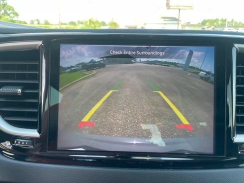 Used 2023 Chrysler Pacifica Touring-L FWD image 23