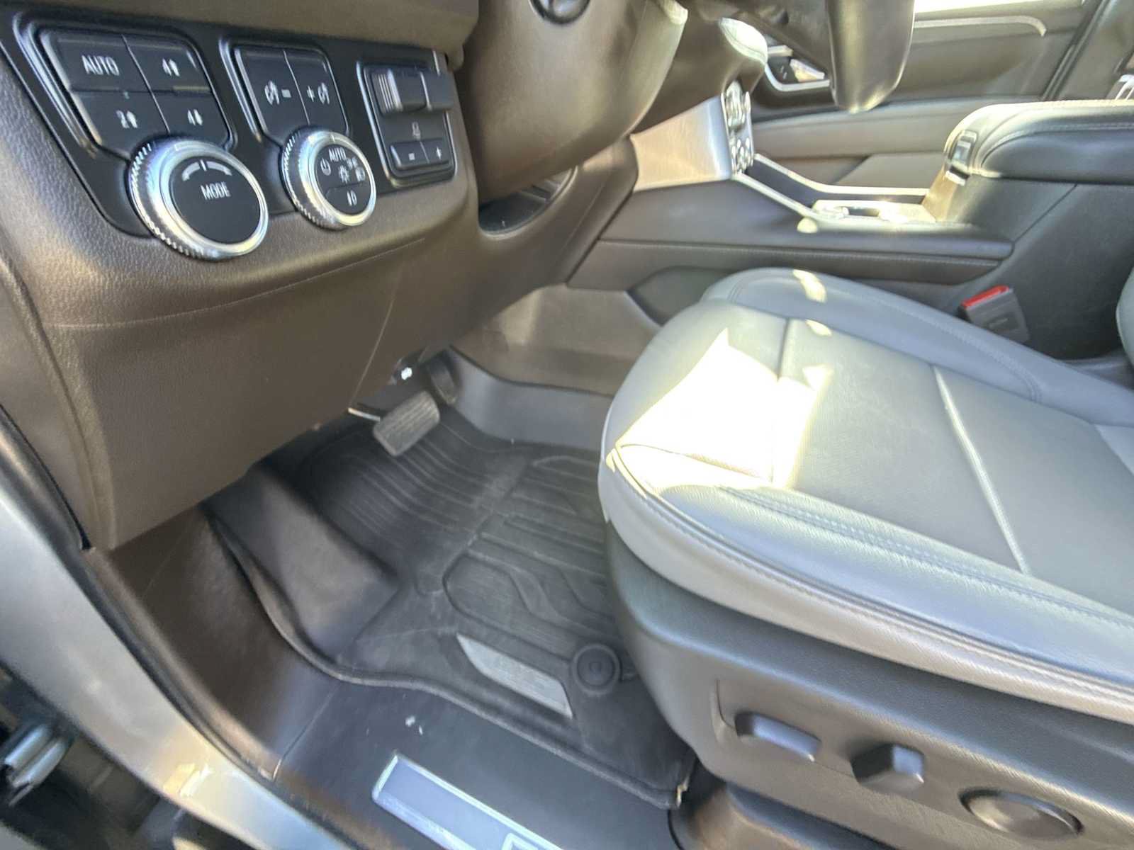 Certified 2024 GMC Yukon XL SLT w/ SLT Luxury Package AWD/4WD image 35