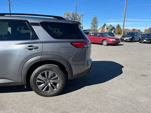 Used 2024 Nissan Pathfinder SV image 6