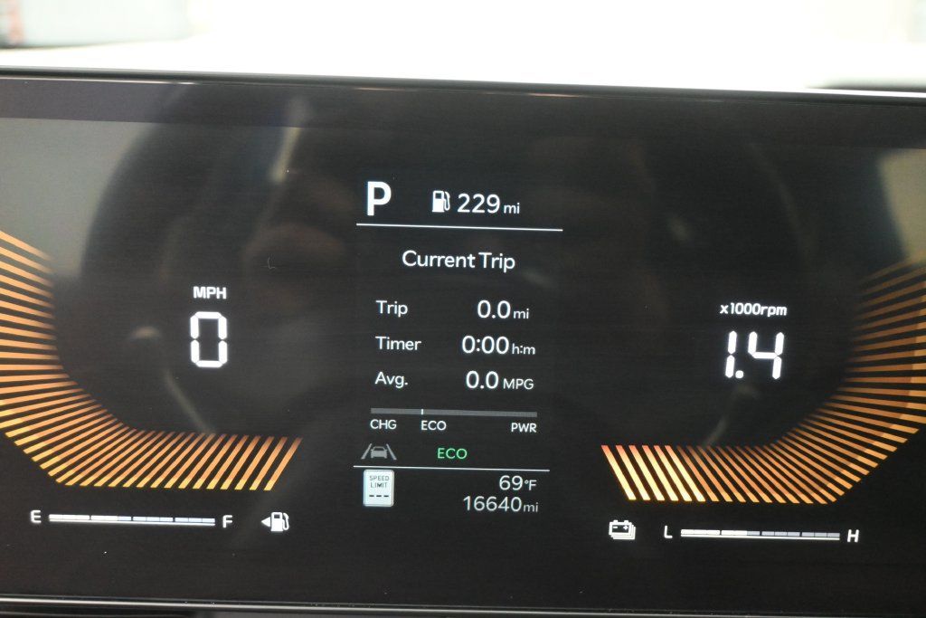 Used 2025 Kia Carnival EX FWD image 12