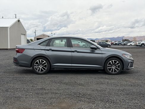 Used 2025 Volkswagen Jetta SE FWD image 9