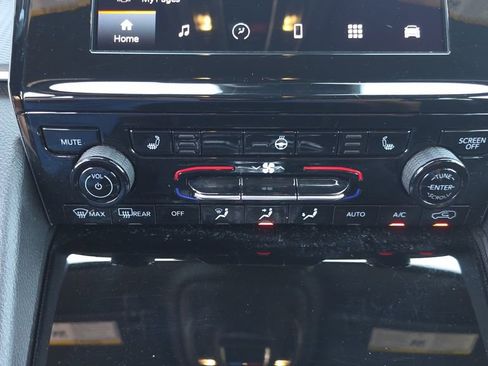 Used 2024 Jeep Grand Cherokee Altitude RWD image 20