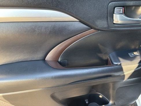 Used 2018 Toyota Highlander XLE image 32