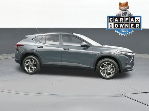 Used 2025 Chevrolet Trax LT FWD image 1