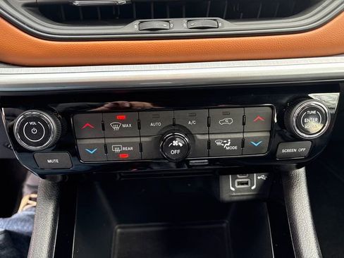 Used 2025 Jeep Compass Limited image 35