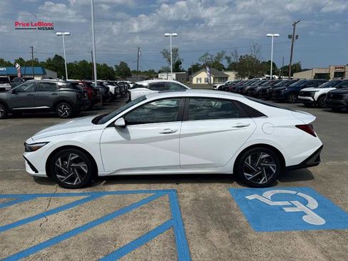 Used 2025 Hyundai Elantra SEL FWD image 5