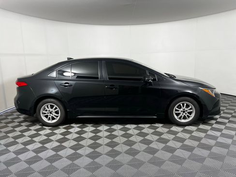 Used 2022 Toyota Corolla LE image 4