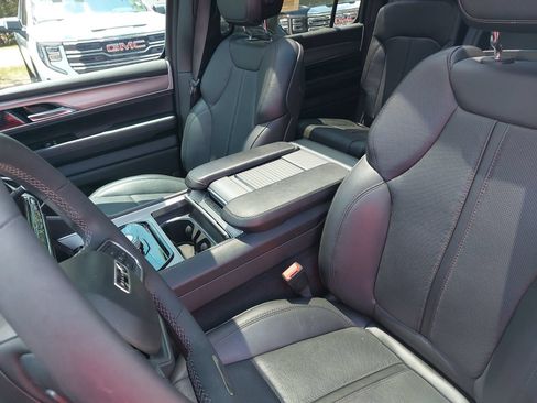 Used 2023 Jeep Wagoneer Series II AWD/4WD image 17