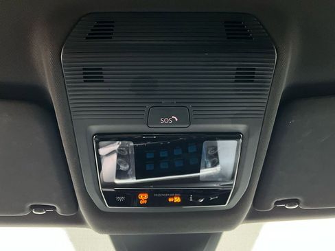 Used 2025 Volkswagen Atlas Cross Sport SE image 17