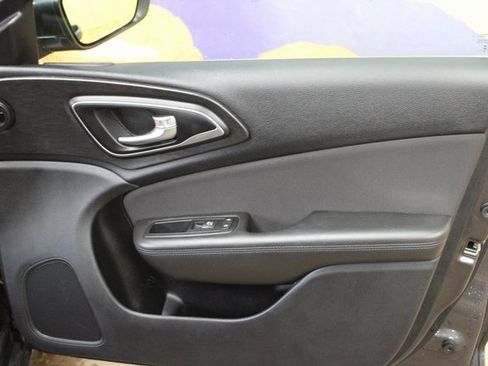 Used 2015 Chrysler 200 Limited w/ Comfort Group image 8