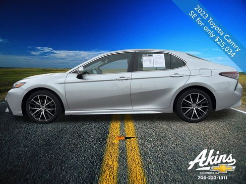 Used 2023 Toyota Camry SE image 9