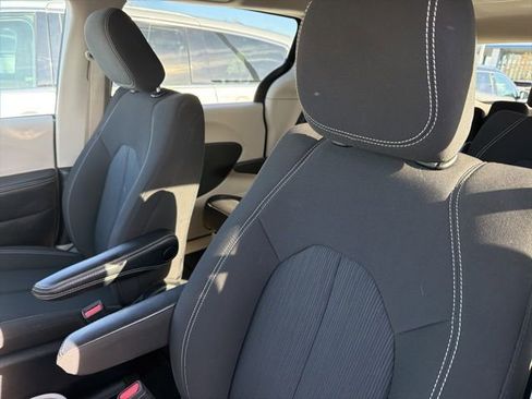 Used 2023 Chrysler Voyager LX image 17