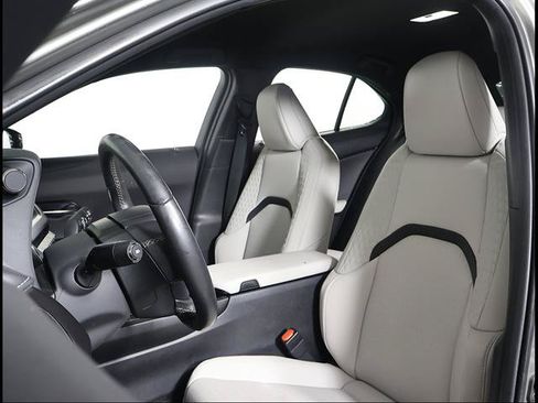 Used 2022 Lexus UX 200 w/ Accessory Package (Z1) FWD image 7