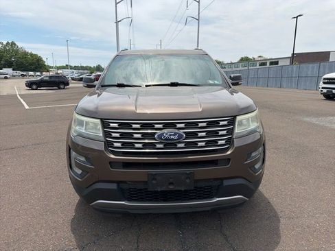 Used 2016 Ford Explorer XLT AWD/4WD image 2