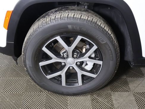 Used 2024 Jeep Grand Cherokee Limited AWD/4WD image 18