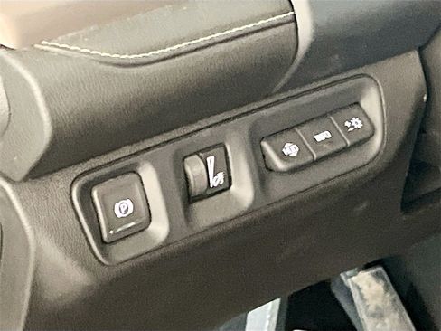 Used 2023 GMC Acadia Denali w/ Denali Technology Package image 10