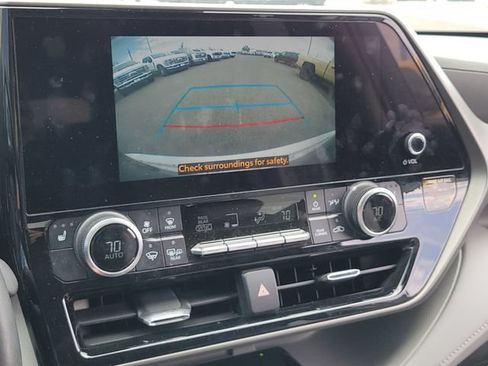 Used 2023 Toyota Highlander XLE AWD/4WD image 20