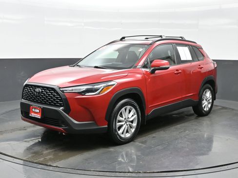 Used 2022 Toyota Corolla Cross LE image 2