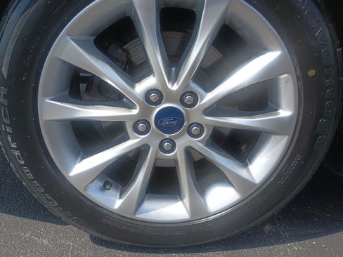 Used 2017 Ford Fusion SE w/ Fusion SE Technology Package FWD image 11