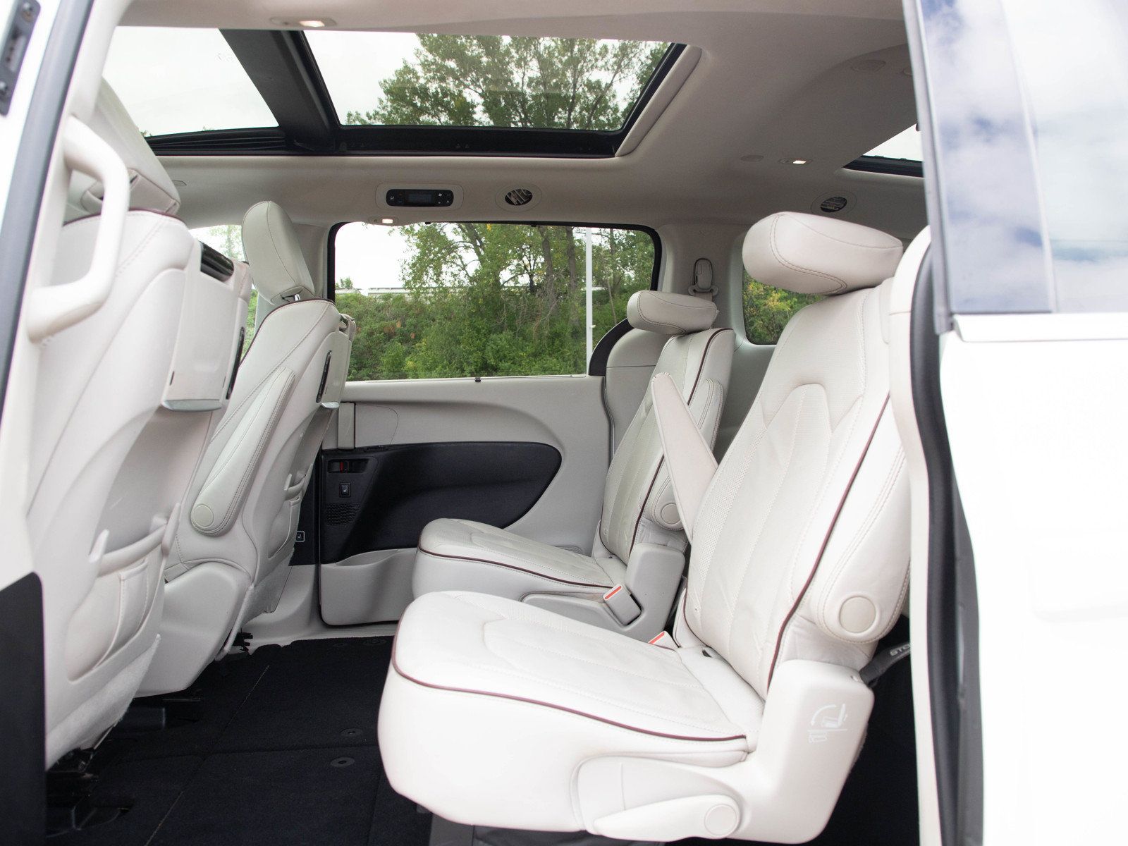 Used 2017 Chrysler Pacifica Limited FWD image 16