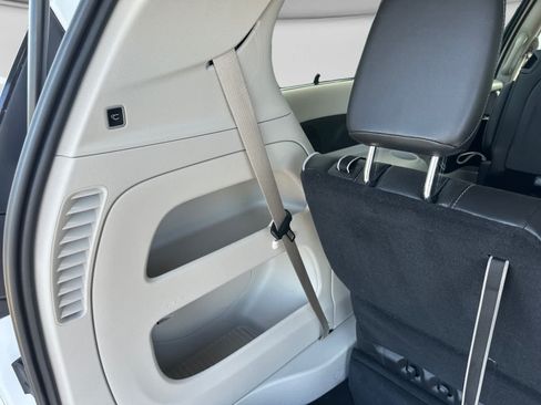 Used 2024 Chrysler Pacifica Limited FWD image 22
