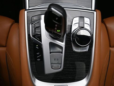 Used 2022 BMW 750i xDrive w/ Luxury Rear Seating Package image 18