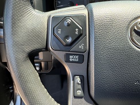 Used 2017 Toyota Tacoma TRD Sport w/ Tow Package (A/T) AWD/4WD image 12