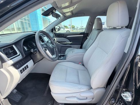 Used 2019 Toyota Highlander LE FWD image 20