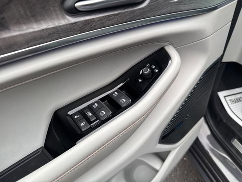 Used 2022 Jeep Grand Cherokee Overland w/ Luxury Tech Group IV image 15