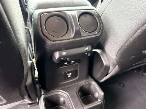 Used 2025 Jeep Wrangler Unlimited Rubicon AWD/4WD image 10