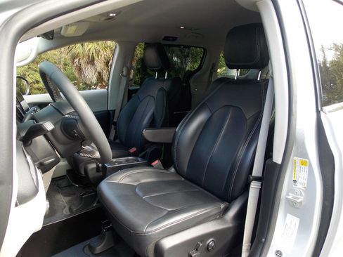 Used 2023 Chrysler Pacifica Touring-L image 23