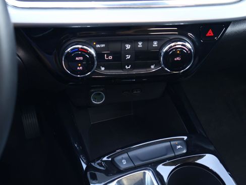 Used 2025 Chevrolet Trax LT w/ LT Convenience Package image 23