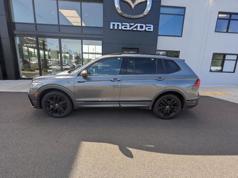 Used 2022 Volkswagen Tiguan SE R-Line AWD/4WD image 3