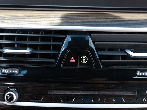 Used 2019 BMW 530i w/ Convenience Package RWD image 38