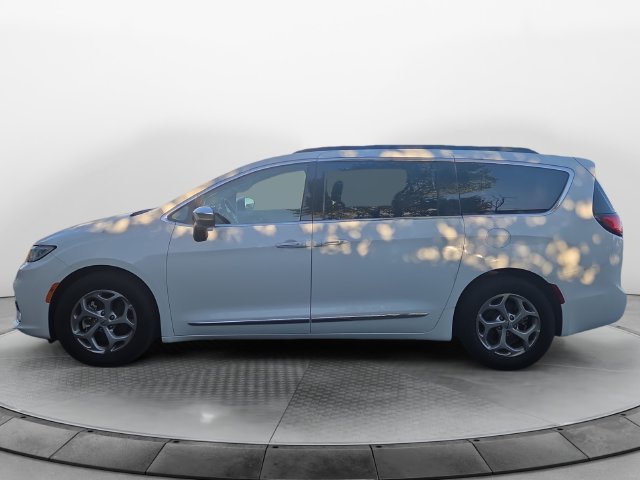 Used 2023 Chrysler Pacifica Limited FWD image 2