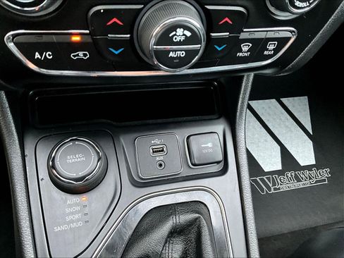 Used 2019 Jeep Cherokee Limited AWD/4WD image 16