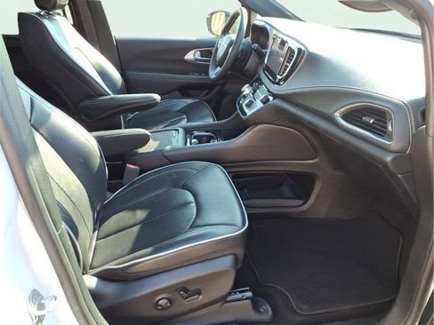 Used 2025 Chrysler Pacifica Limited FWD image 24