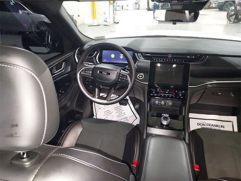 Used 2025 Jeep Grand Cherokee L Altitude image 15