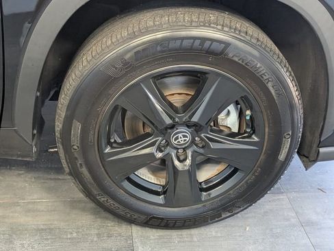 Used 2024 Toyota Highlander LE FWD image 16